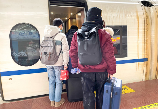 大年初二的火车站是什么样子？实拍长沙南高铁站，人比想象的多！休闲区蓝鸢梦想 - Www.slyday.coM