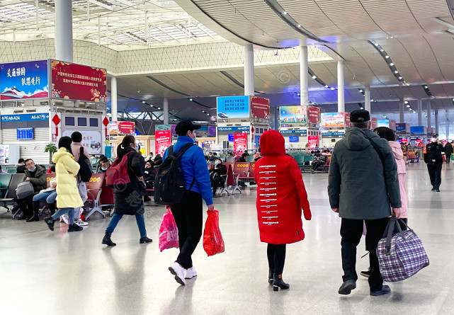 大年初二的火车站是什么样子？实拍长沙南高铁站，人比想象的多！休闲区蓝鸢梦想 - Www.slyday.coM