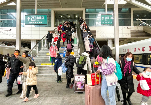 大年初二的火车站是什么样子？实拍长沙南高铁站，人比想象的多！休闲区蓝鸢梦想 - Www.slyday.coM