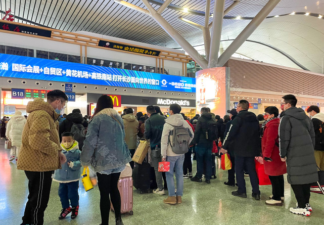 大年初二的火车站是什么样子？实拍长沙南高铁站，人比想象的多！休闲区蓝鸢梦想 - Www.slyday.coM