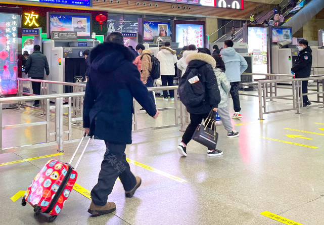 大年初二的火车站是什么样子？实拍长沙南高铁站，人比想象的多！休闲区蓝鸢梦想 - Www.slyday.coM