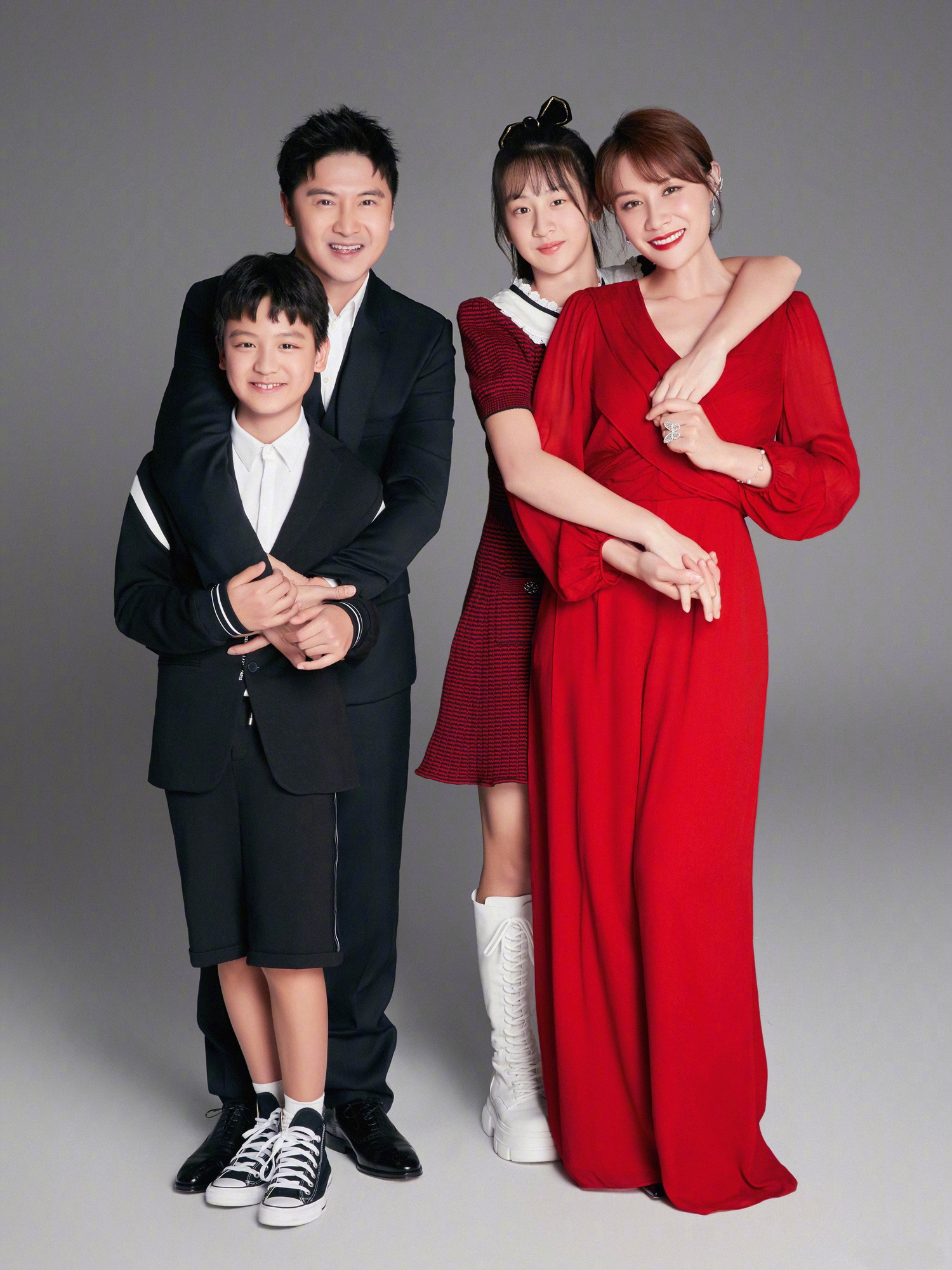 田亮拍全家福迎新年,一家四口同一脸型!