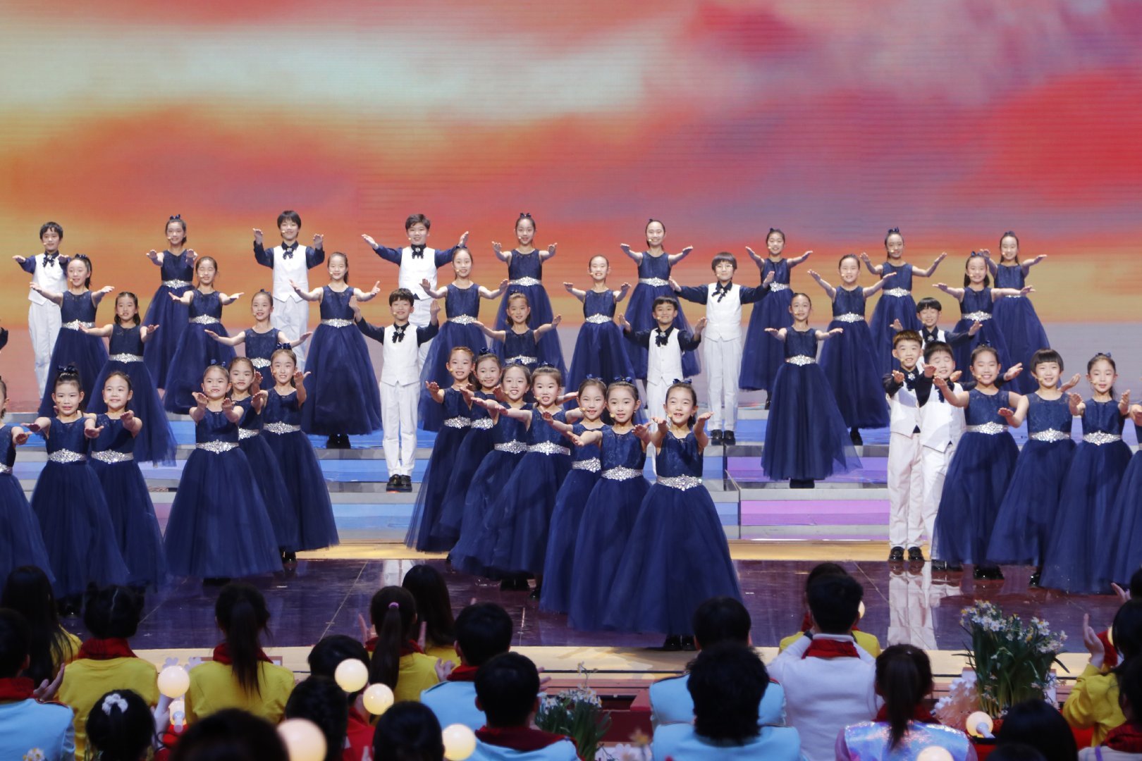 今晚被北京台春晚天使童声合唱团光亮舞台给整破防了