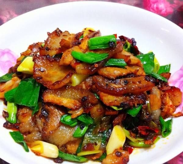 回锅肉8,将泡发的鸡爪装盘放入蒸锅中蒸,约15分钟后将酱汁倒在蒸后的
