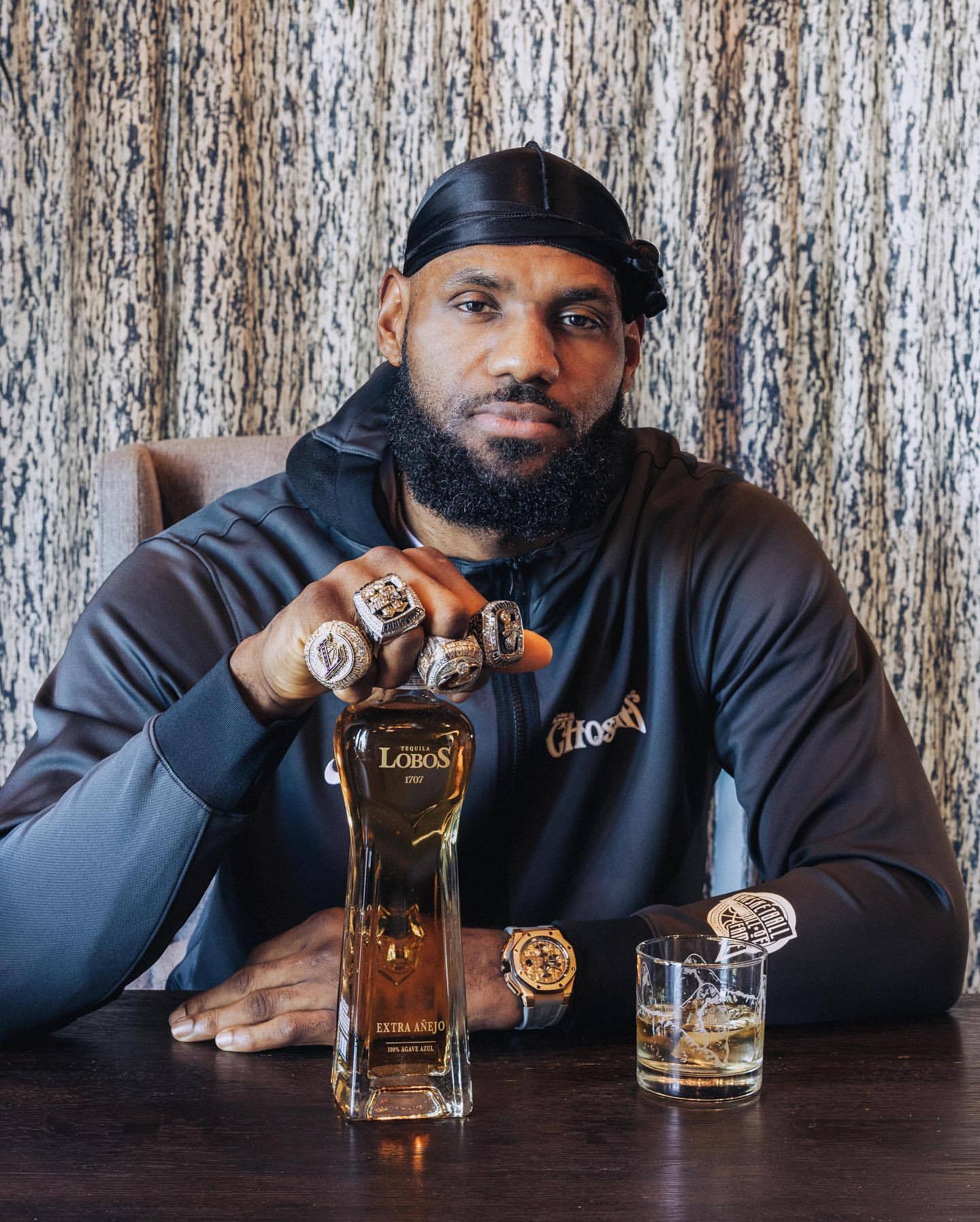 詹姆斯手戴4枚总冠军戒指宣传自己旗下品牌的新酒