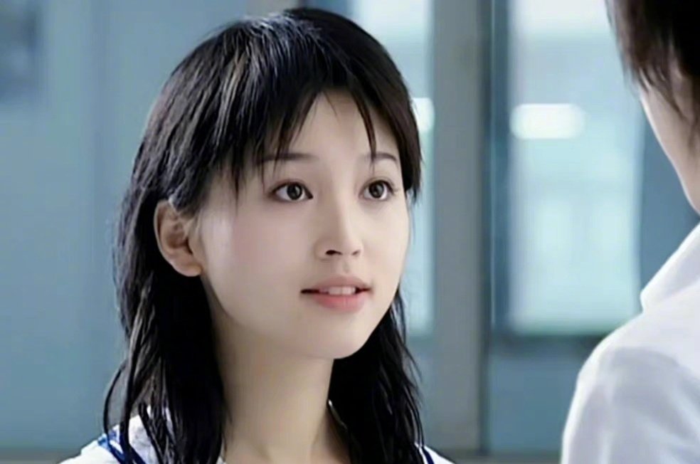 金莎在央视小品里演女高中生,一下子梦回蓝菲琳啊!