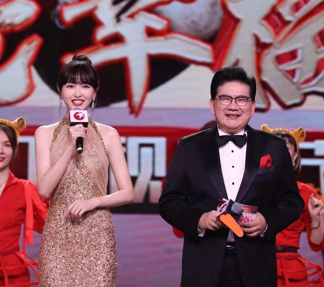 唐嫣主持东方卫视春晚惹争议王冠夸她有天赋网友质疑她没证件