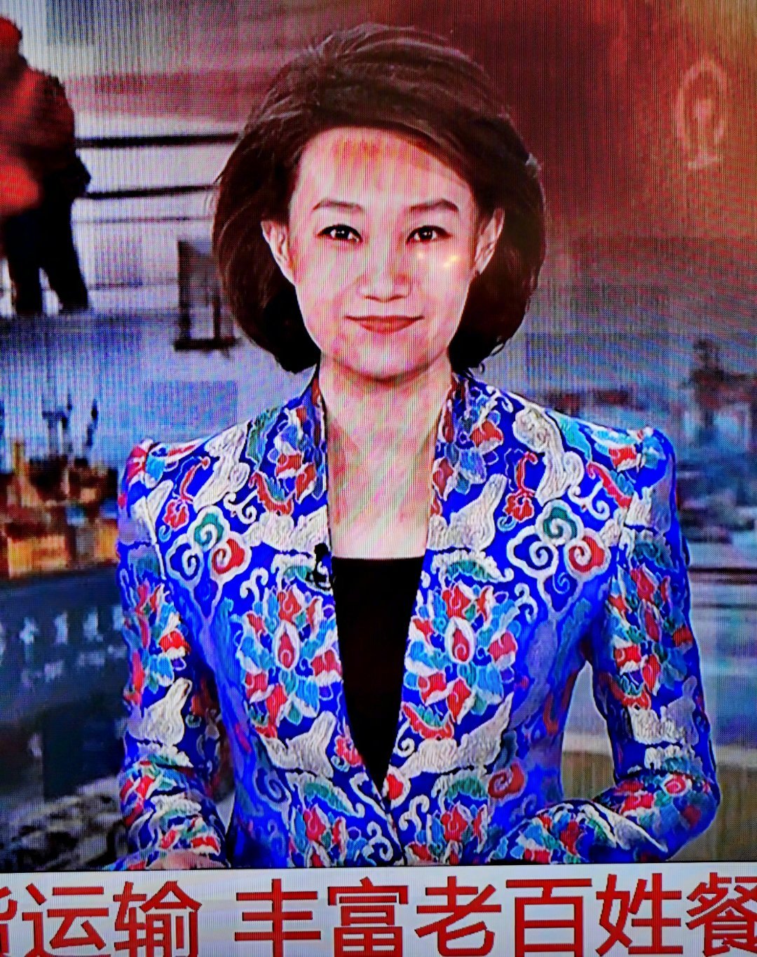 李梓萌穿了件云锦料子做的外套播报《新闻直播间》