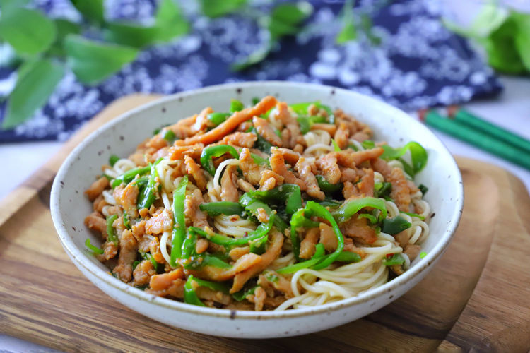 二,青椒肉丝面5,把过凉后的面条捞出,放入碗中,上面浇上炒好的番茄