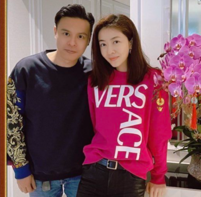 郭可颂新年晒夫妻合照41岁熊黛林肤白貌美弓腰迁就老公身高