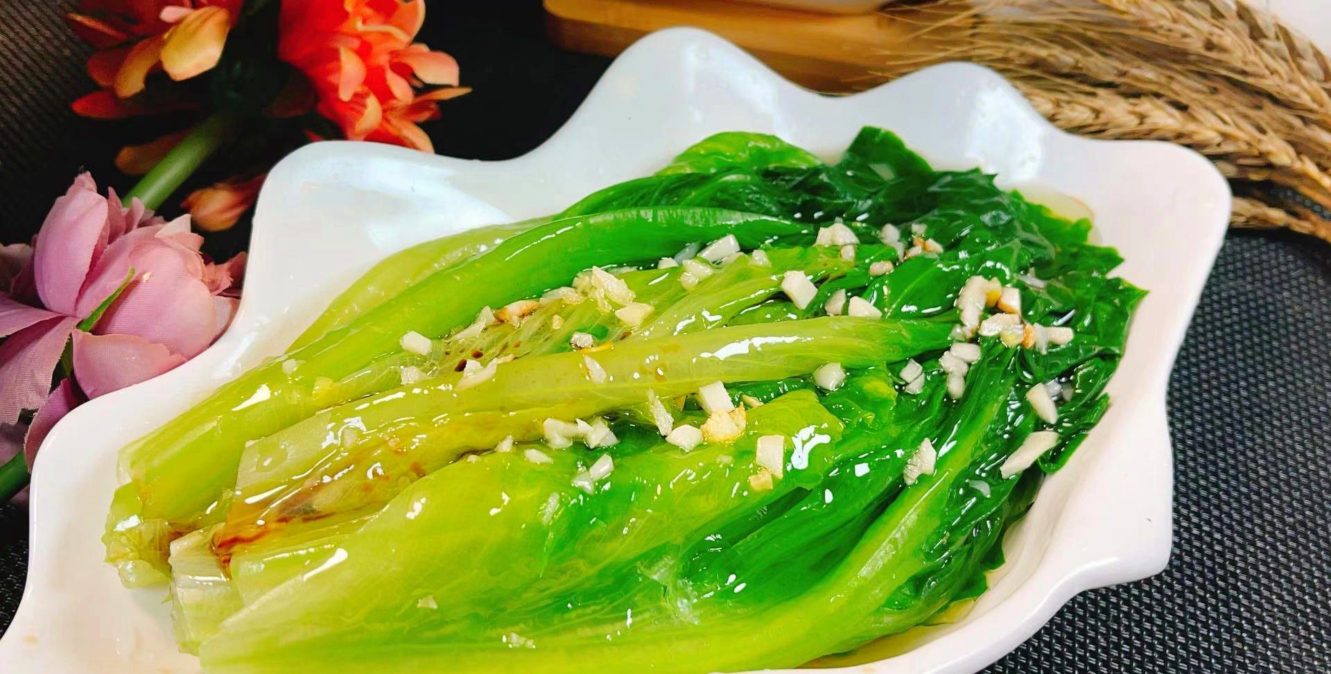 大年初二,一定少不了的一道素菜就是"凉拌生菜",因为生菜的谐音是"