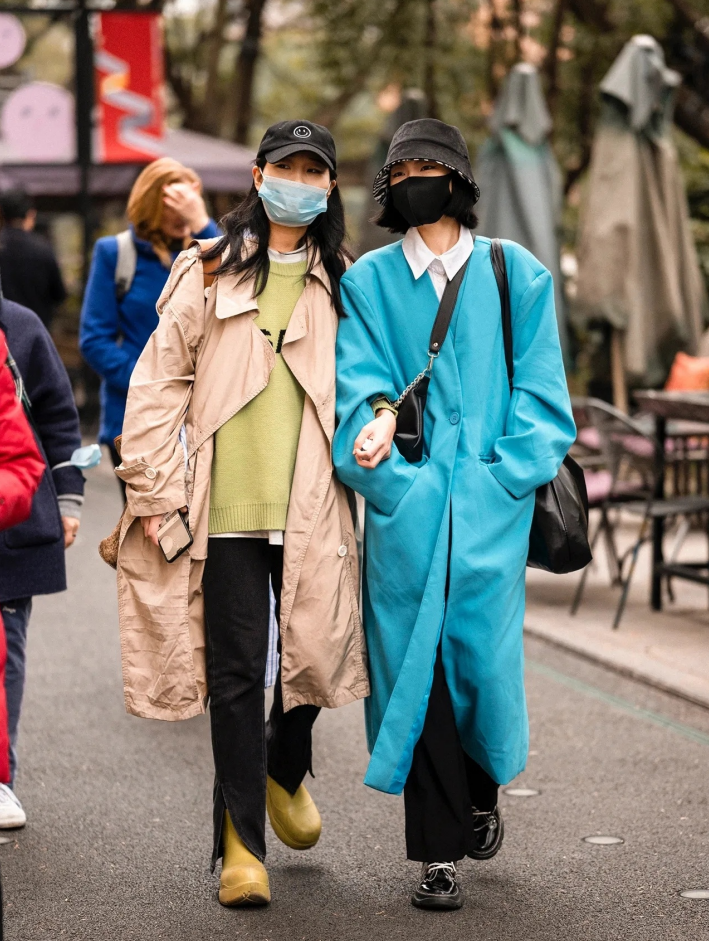 有气质的穿搭是什么样子的?看素人街拍就知道,衣着普通却高级休闲区蓝鸢梦想 - Www.slyday.coM 有气质的穿搭是什么样子的?看素人街拍就知道,衣着普通却高级休闲区蓝鸢梦想 - Www.slyday.coM