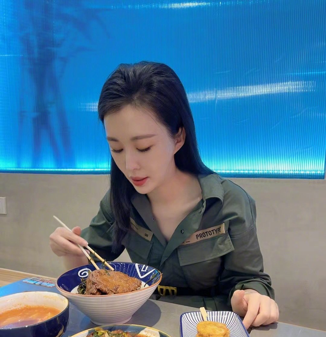 王石虎年送新春祝福妻子田朴珺晒五种语言拜年两人感情很稳定