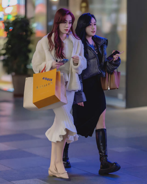 有气质的穿搭是什么样子的?看素人街拍就知道,衣着普通却高级休闲区蓝鸢梦想 - Www.slyday.coM 有气质的穿搭是什么样子的?看素人街拍就知道,衣着普通却高级休闲区蓝鸢梦想 - Www.slyday.coM