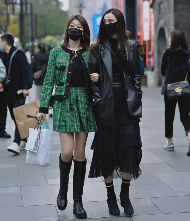 有气质的穿搭是什么样子的?看素人街拍就知道,衣着普通却高级休闲区蓝鸢梦想 - Www.slyday.coM 有气质的穿搭是什么样子的?看素人街拍就知道,衣着普通却高级休闲区蓝鸢梦想 - Www.slyday.coM