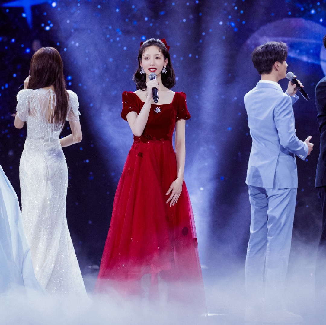 众女星点亮卫视春晚杨幂礼服7万唐嫣换4套关晓彤国风似仙女