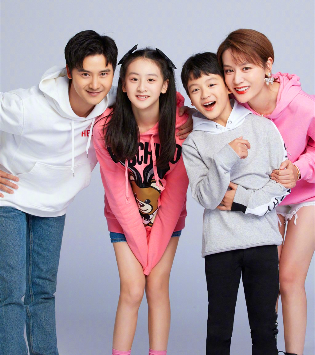 田亮拍全家福迎新年一家四口同一脸型女儿才13岁身高已达1米7