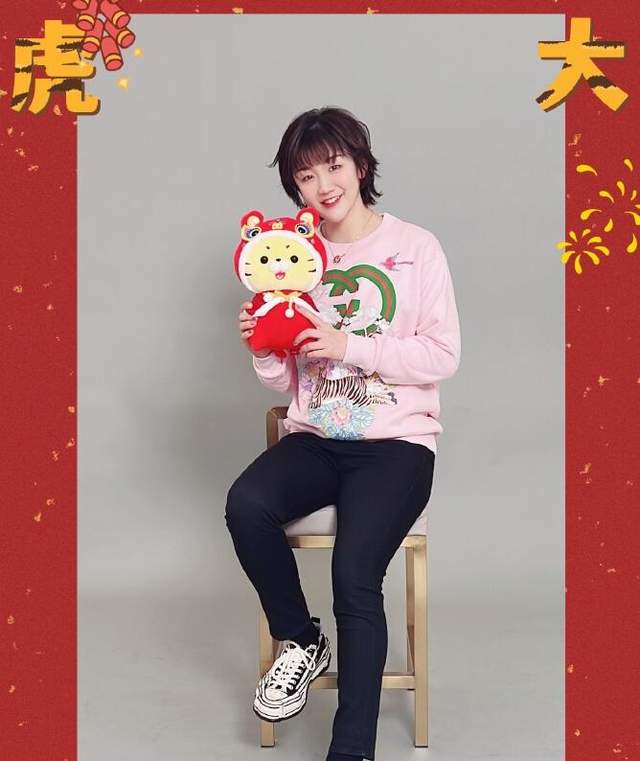 发型真酷陈梦与爸妈拍全家福更美了国乒师妹梦姐新年新气象