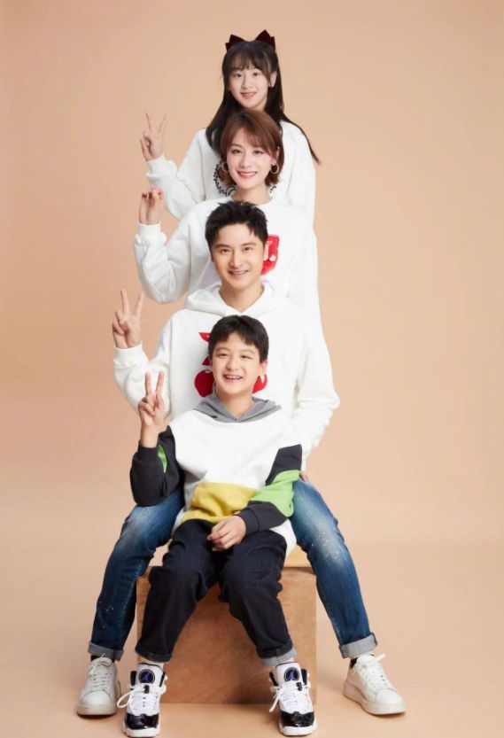 田亮除夕晒全家福一家四口花式摆拍自称复制粘贴组合