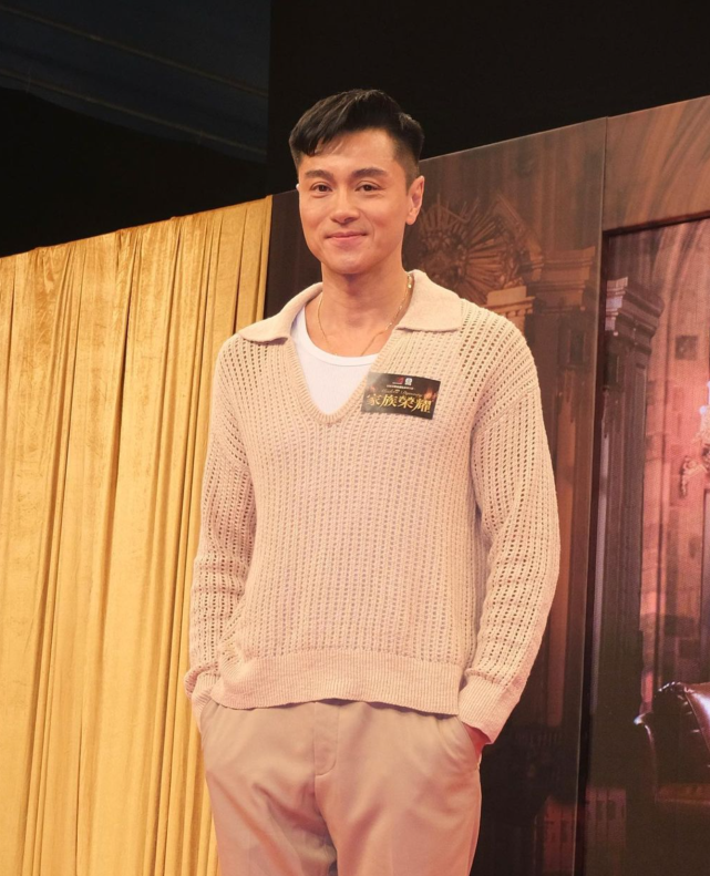 前tvb小生黄浩然晒全家福贺新年 "强迫"太太带其买新衣服过年|黄浩然