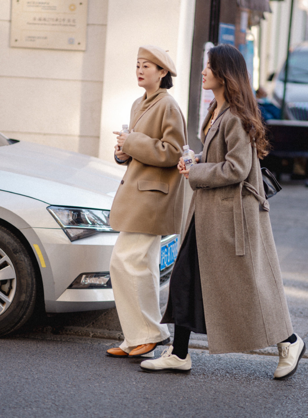 有气质的穿搭是什么样子的?看素人街拍就知道,衣着普通却高级休闲区蓝鸢梦想 - Www.slyday.coM 有气质的穿搭是什么样子的?看素人街拍就知道,衣着普通却高级休闲区蓝鸢梦想 - Www.slyday.coM