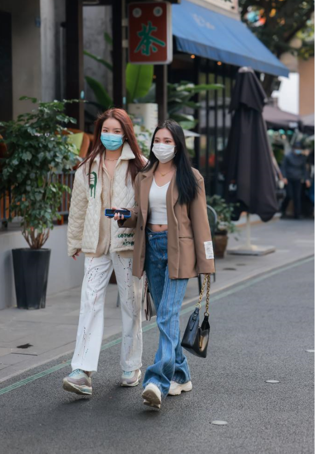 有气质的穿搭是什么样子的?看素人街拍就知道,衣着普通却高级休闲区蓝鸢梦想 - Www.slyday.coM 有气质的穿搭是什么样子的?看素人街拍就知道,衣着普通却高级休闲区蓝鸢梦想 - Www.slyday.coM