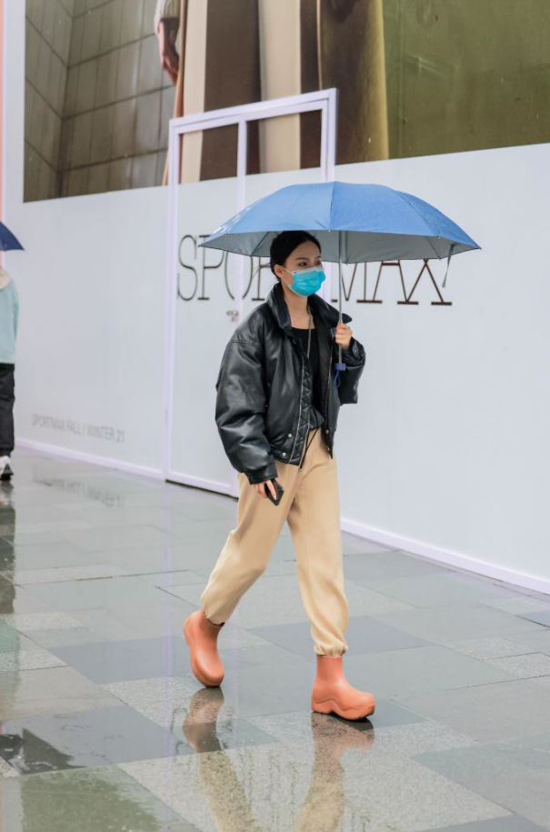 有气质的穿搭是什么样子的?看素人街拍就知道,衣着普通却高级休闲区蓝鸢梦想 - Www.slyday.coM 有气质的穿搭是什么样子的?看素人街拍就知道,衣着普通却高级休闲区蓝鸢梦想 - Www.slyday.coM