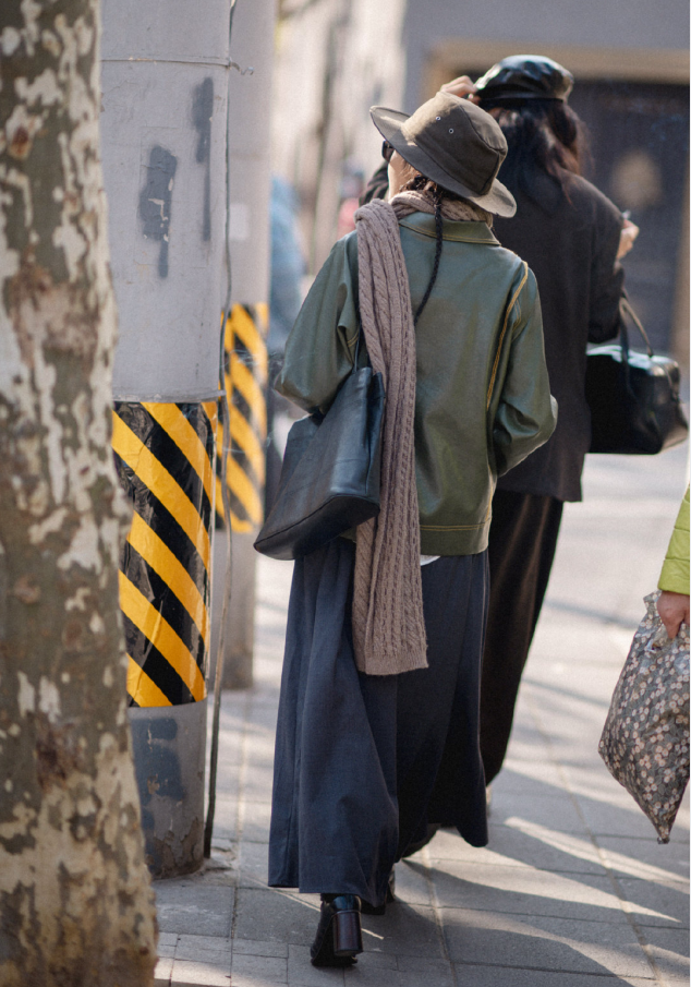 有气质的穿搭是什么样子的?看素人街拍就知道,衣着普通却高级休闲区蓝鸢梦想 - Www.slyday.coM 有气质的穿搭是什么样子的?看素人街拍就知道,衣着普通却高级休闲区蓝鸢梦想 - Www.slyday.coM