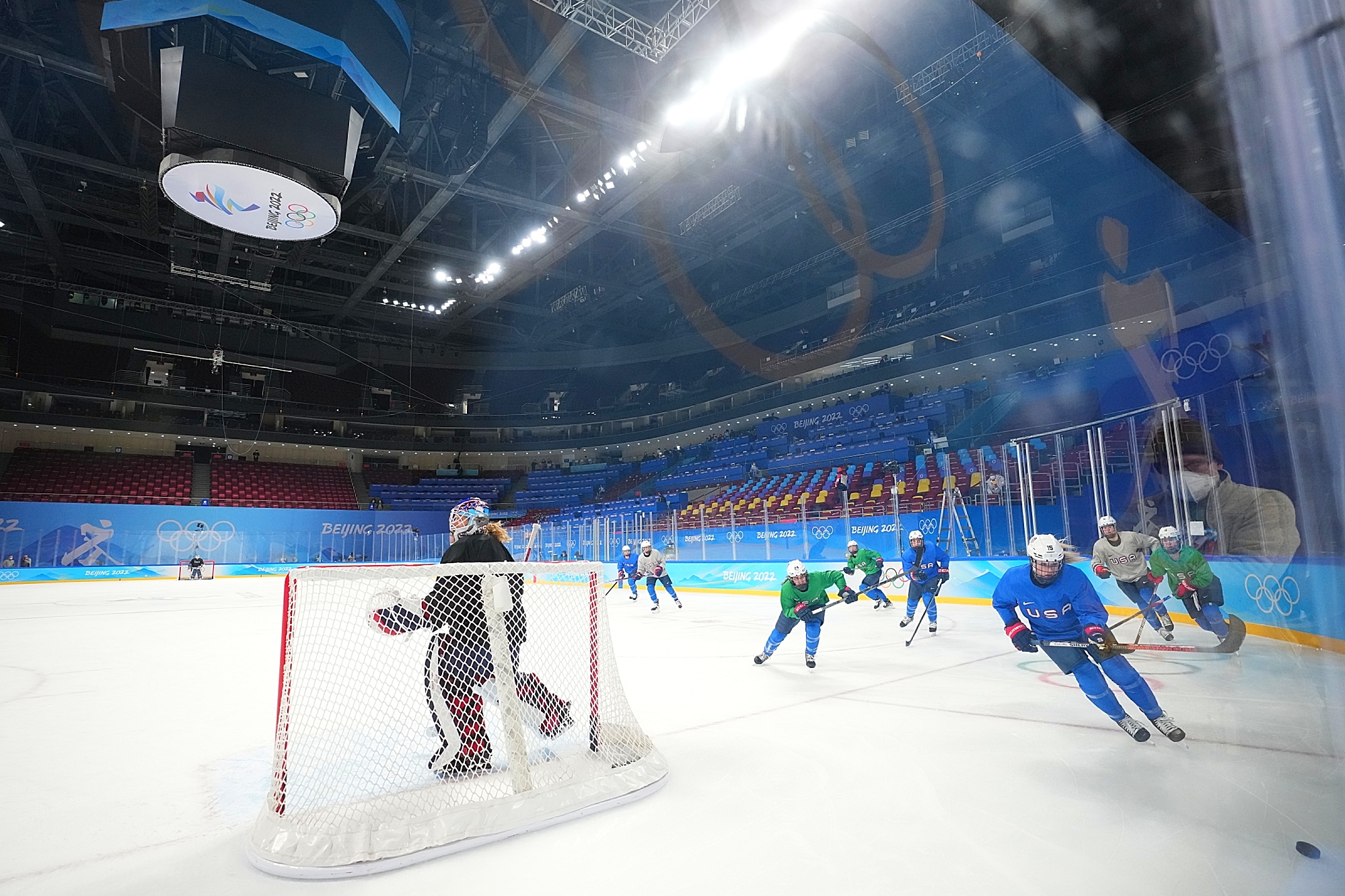 2月2日,在北京2022年冬奥会冰球比赛场馆五棵松体育中心媒体工作间
