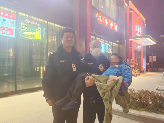 大年初一6岁男童负气离家 民警40分钟助其安全回家休闲区蓝鸢梦想 - Www.slyday.coM