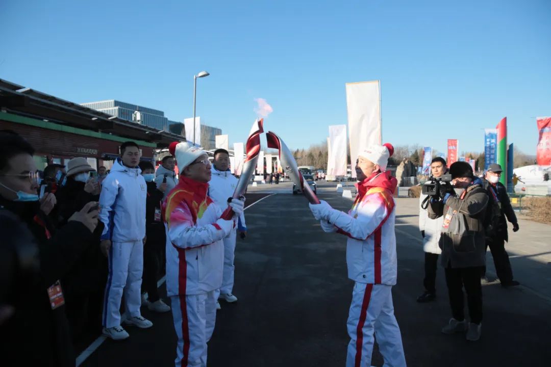 火炬接力开始！前三棒是他们...今天首战！中国加油！北京冬奥会金牌赛事指南休闲区蓝鸢梦想 - Www.slyday.coM