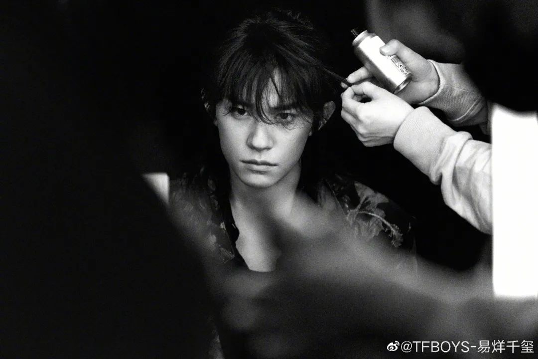 双玺临门，百亿票房，易烊千玺继续飞升休闲区蓝鸢梦想 - Www.slyday.coM