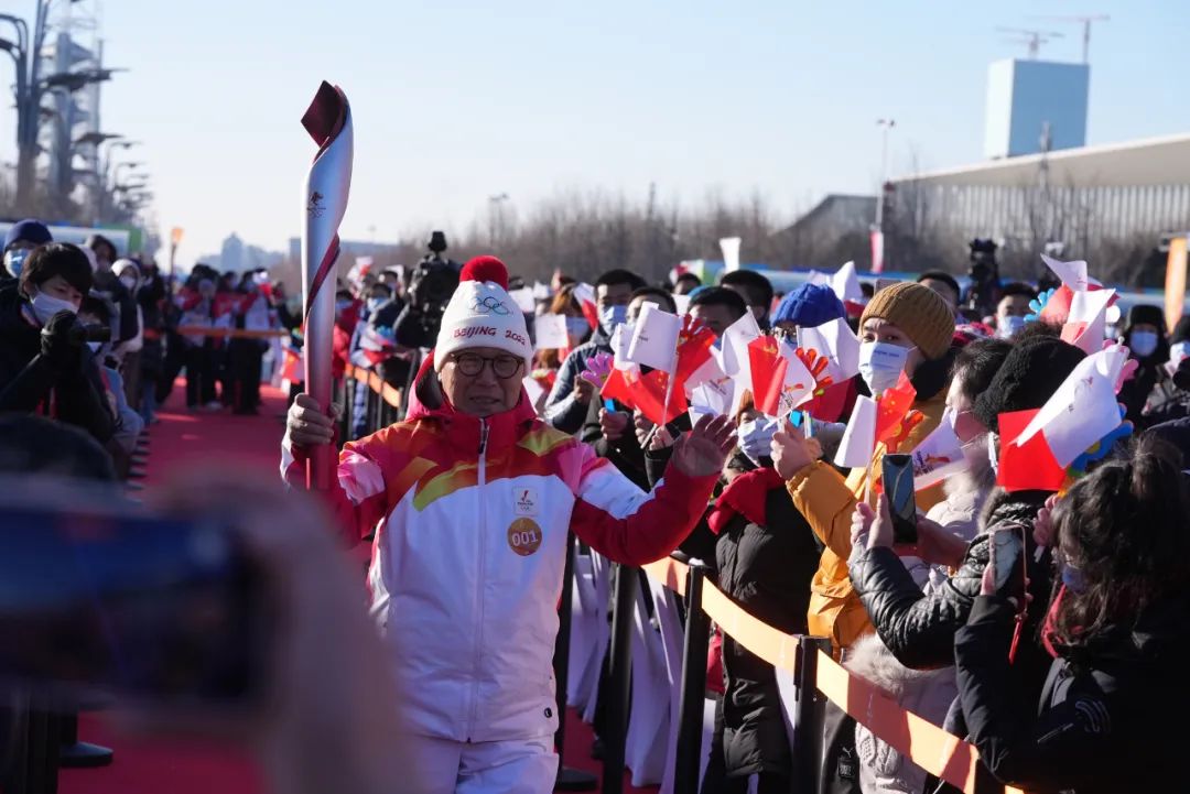 火炬接力开始！前三棒是他们...今天首战！中国加油！北京冬奥会金牌赛事指南休闲区蓝鸢梦想 - Www.slyday.coM