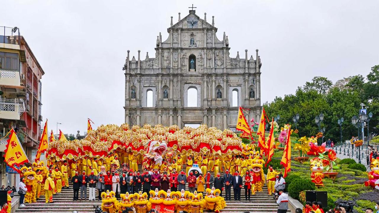 龙腾舞跃贺新春澳门举行金龙醒狮巡游活动为市民及游客送祝福