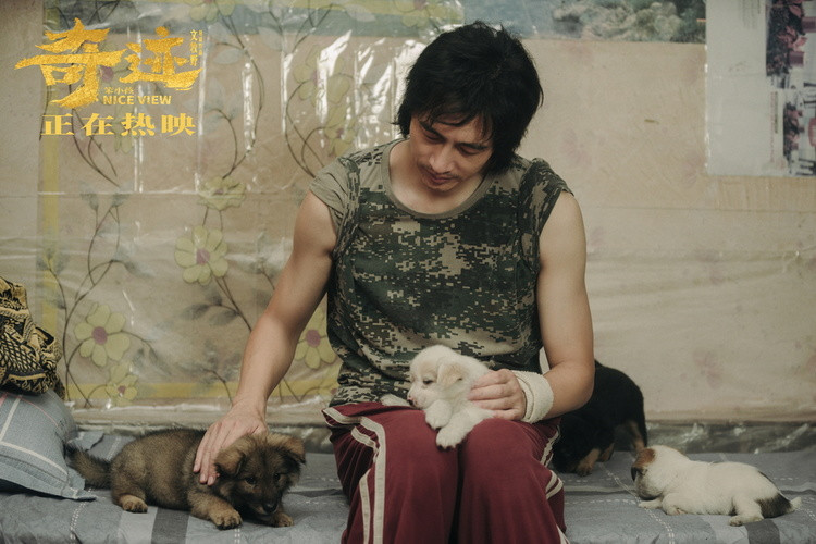 《奇迹·笨小孩》发陪伴曲《海阔天空》 文牧野现身北大观影活动休闲区蓝鸢梦想 - Www.slyday.coM