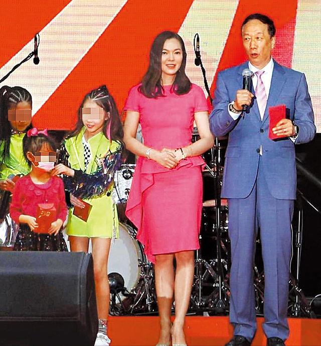 台媒没有提及郭台铭与第一任妻子林淑如所生的儿子郭守正,女儿郭晓玲