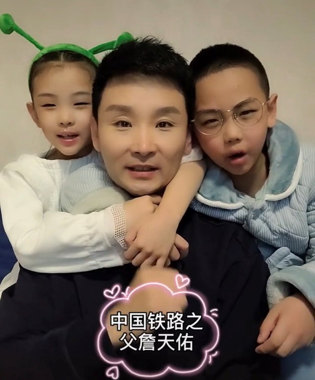 刘和刚携妻儿豪宅内拜年世姐妻子盛装如少女一双儿女神似爸