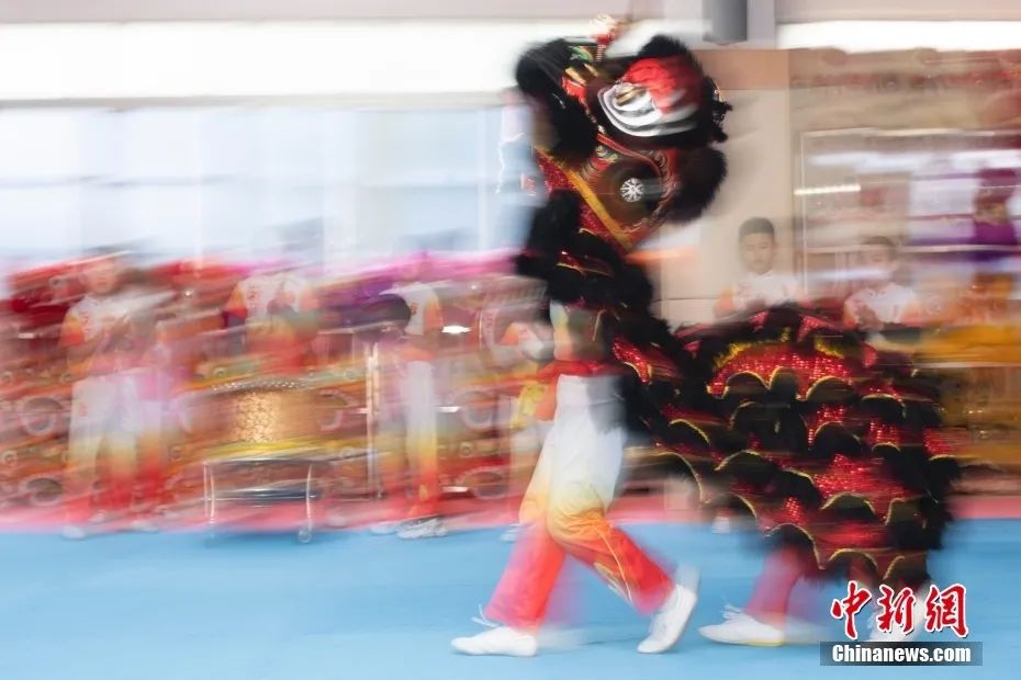 龙狮腾越！华侨华人这样贺新春！展风采！|舞狮_新浪财经_新浪网