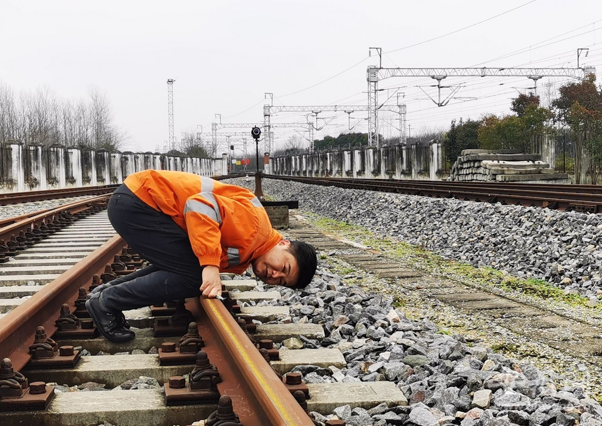 线路工春节坚守岗位守护铁路安全