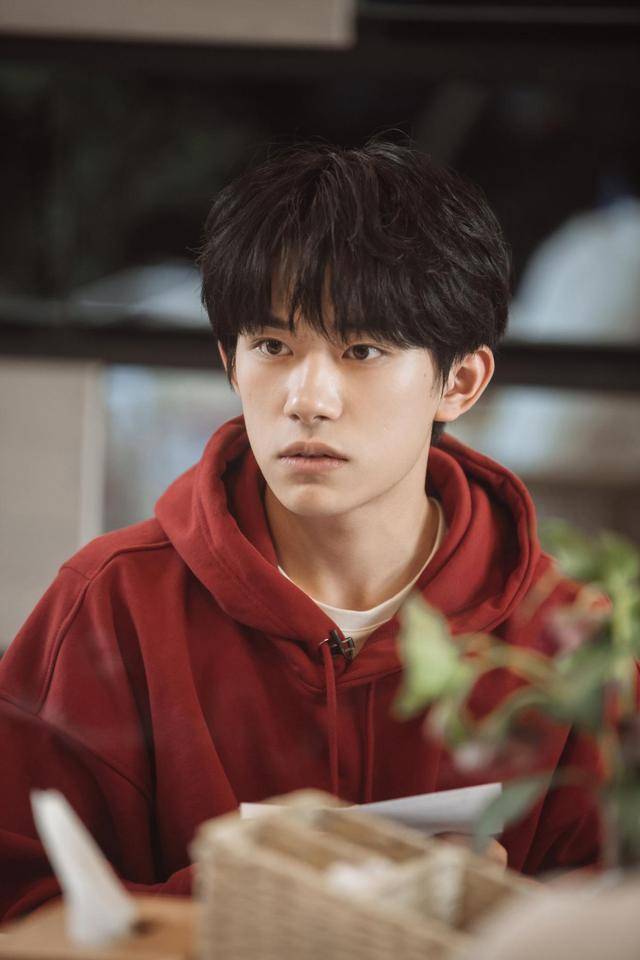 易烊千玺成为首位00后百亿票房男主：曾被冷落8年，以气质出圈！休闲区蓝鸢梦想 - Www.slyday.coM