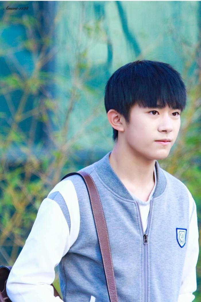 易烊千玺成为首位00后百亿票房男主：曾被冷落8年，以气质出圈！休闲区蓝鸢梦想 - Www.slyday.coM