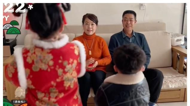 奇奇悦悦给许妈姚爸拜年，收到拜年红包后，奇奇一动作显优良家风休闲区蓝鸢梦想 - Www.slyday.coM