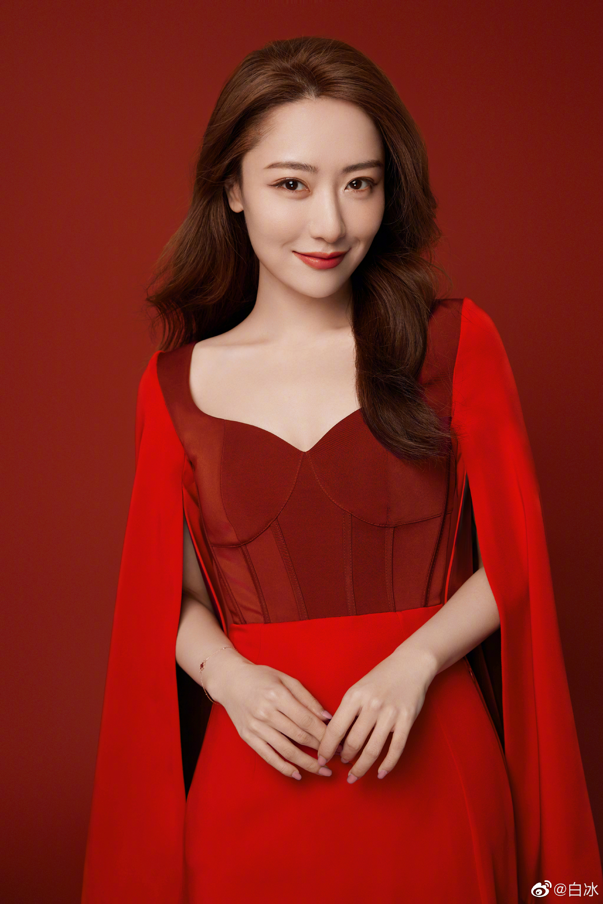 白冰前夫海边度假过大年晒大白腿好惬意曾多次辟谣性取向问题