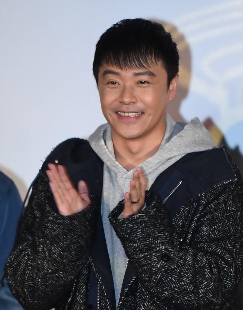 陈思诚虽然到了大叔年纪,可穿得还挺时髦,卫衣配宽松大衣挺有型|大衣