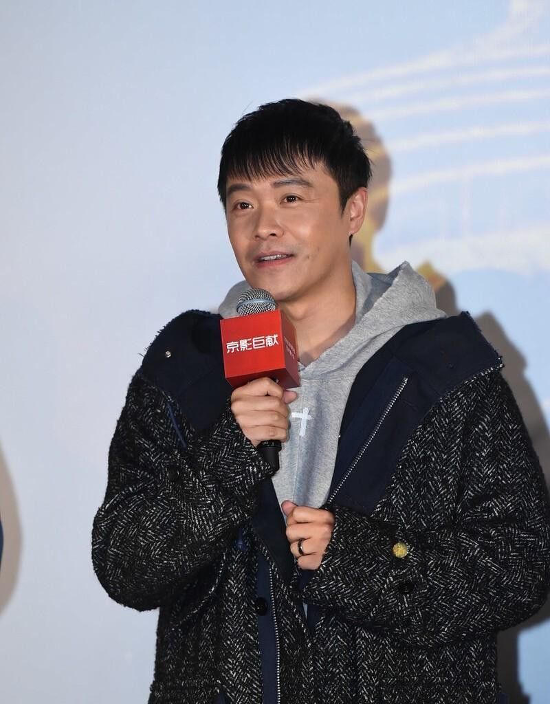 陈思诚虽然到了大叔年纪,可穿得还挺时髦,卫衣配宽松大衣挺有型|大衣