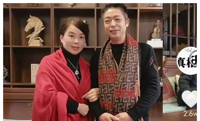 奇奇悦悦给许妈姚爸拜年，收到拜年红包后，奇奇一动作显优良家风休闲区蓝鸢梦想 - Www.slyday.coM