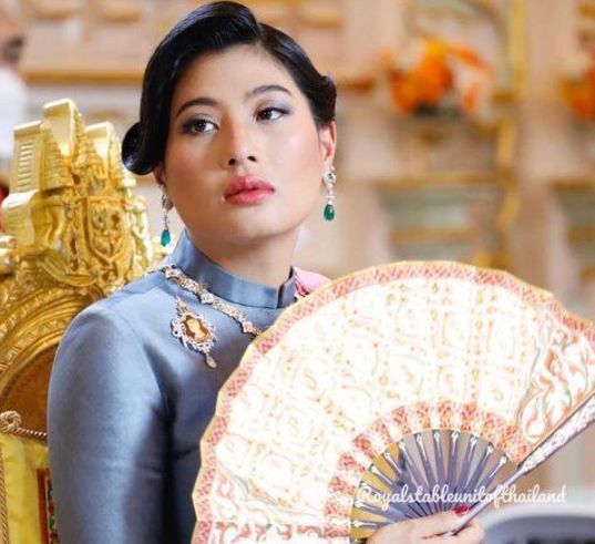 泰国公主思蕊梵红装亮相,新年造型不忍直视,摆拍神情生无可恋|公主