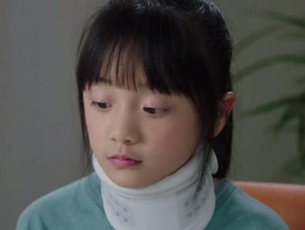 而在人物的塑造上冯雪雅演得也很好,首先电视剧开篇她就赋予了跳跳