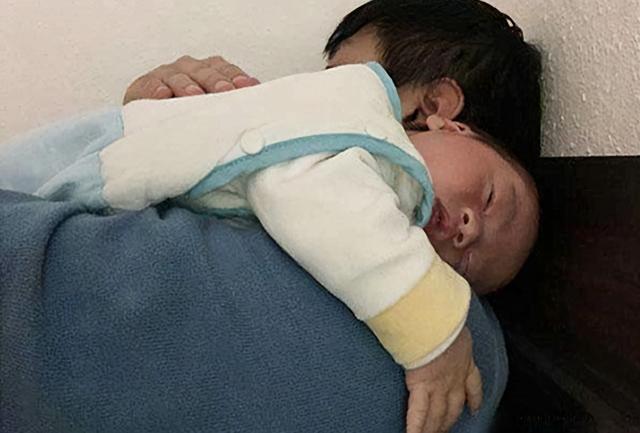 网友@茉莉芬芳:哄娃睡觉的道路上,我们全家都心力交瘁,到最后干脆彻底