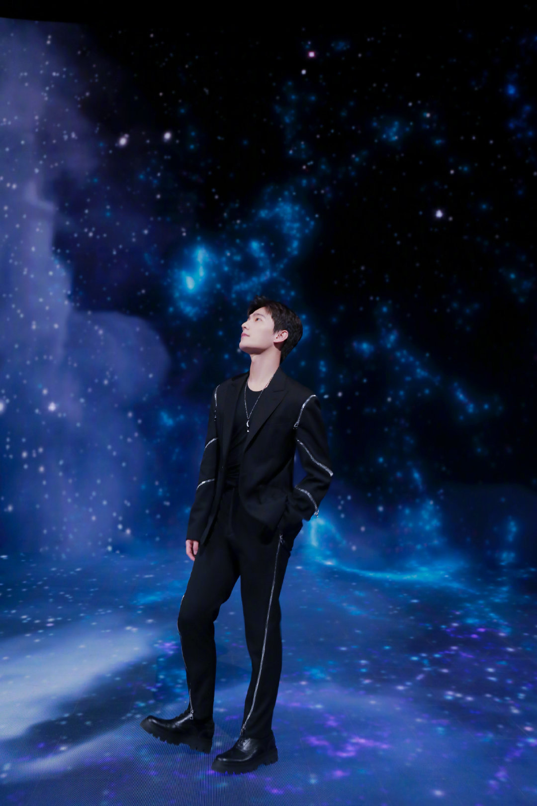 最新舞台造型杨洋身着alexandermcqueen